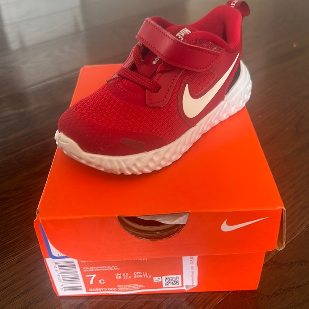Nike sneakers gender neutral lightly used